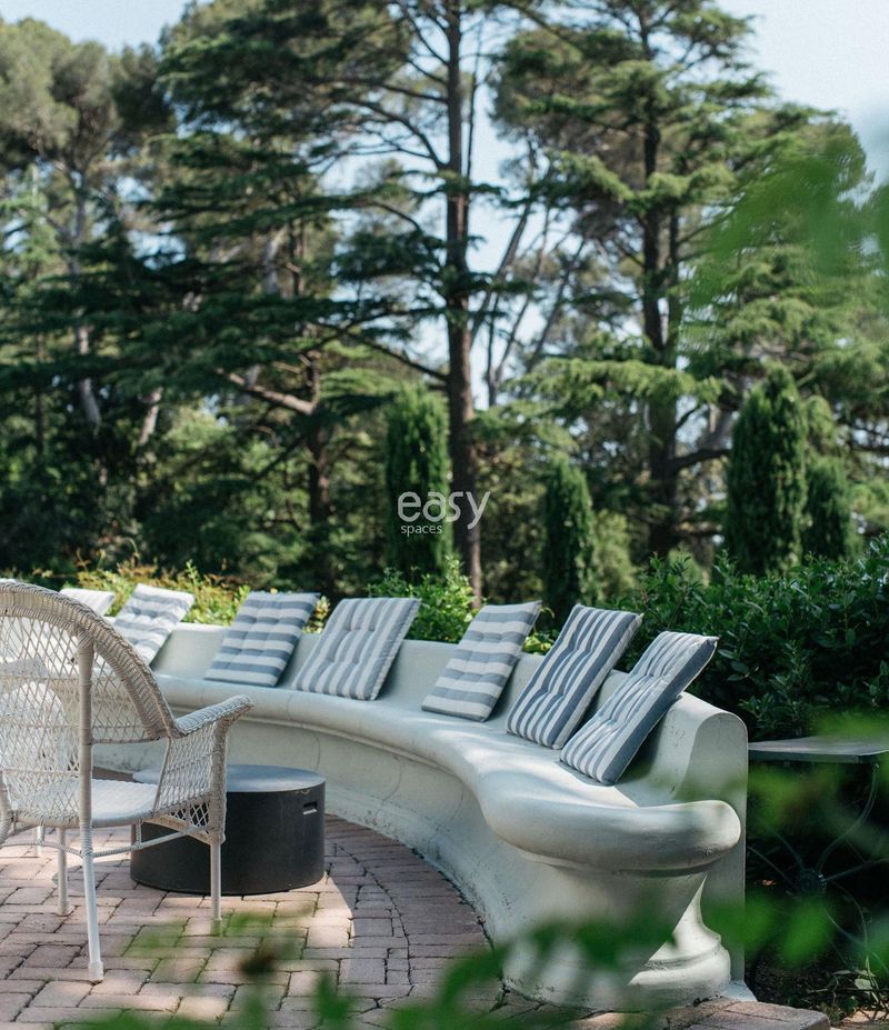 rental of exceptional houses specially designed and reserved for film shootings in the Provence Alpes Côte d'Azur region of FRANCE